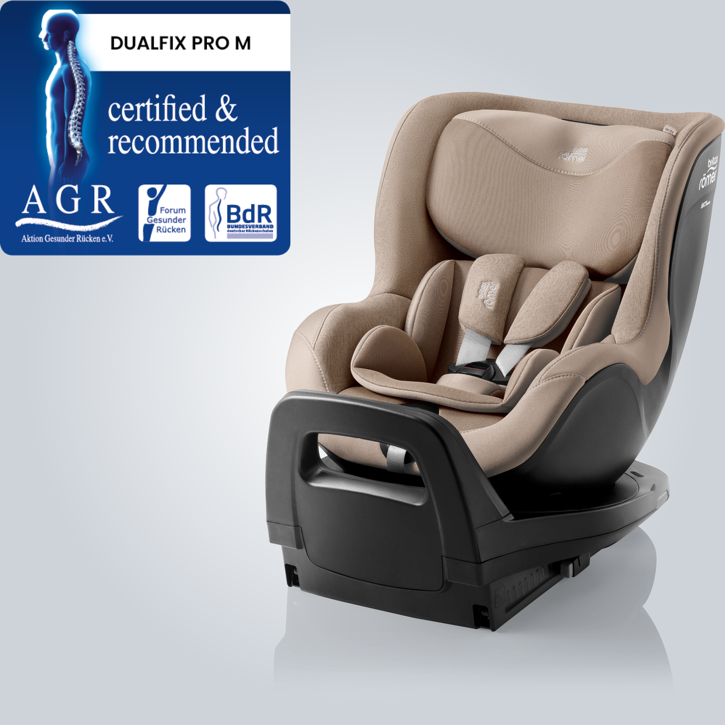 DUALFIX PRO M in Teak, seggiolino auto girevole a 360&deg; per bambini piccoli con poggiatesta e sistema di cinture regolabili, mostrato in vista frontale angolata con il badge &ldquo;Tested & Recommended&rdquo; di Aktion Gesunder R&uuml;cken e.V.