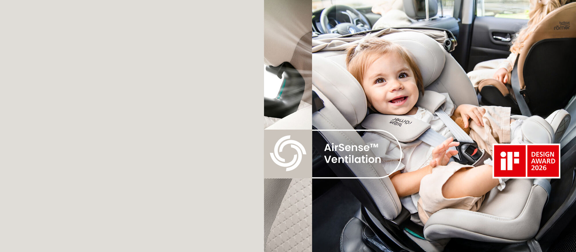 Bambino assicurato nel seggiolino auto Britax R&ouml;mer SWIVEL-GROW MAX AIR a bordo di un veicolo, con dettagli di ventilazione AirSense&trade; e badge iF Design Award 2026.