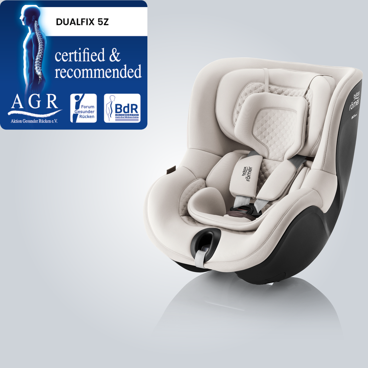 DUALFIX 5Z, seggiolino auto girevole a 360&deg; per bambini piccoli, mostrato in posizione fronte strada con il badge &ldquo;Tested & Recommended&rdquo; di Aktion Gesunder R&uuml;cken e.V.