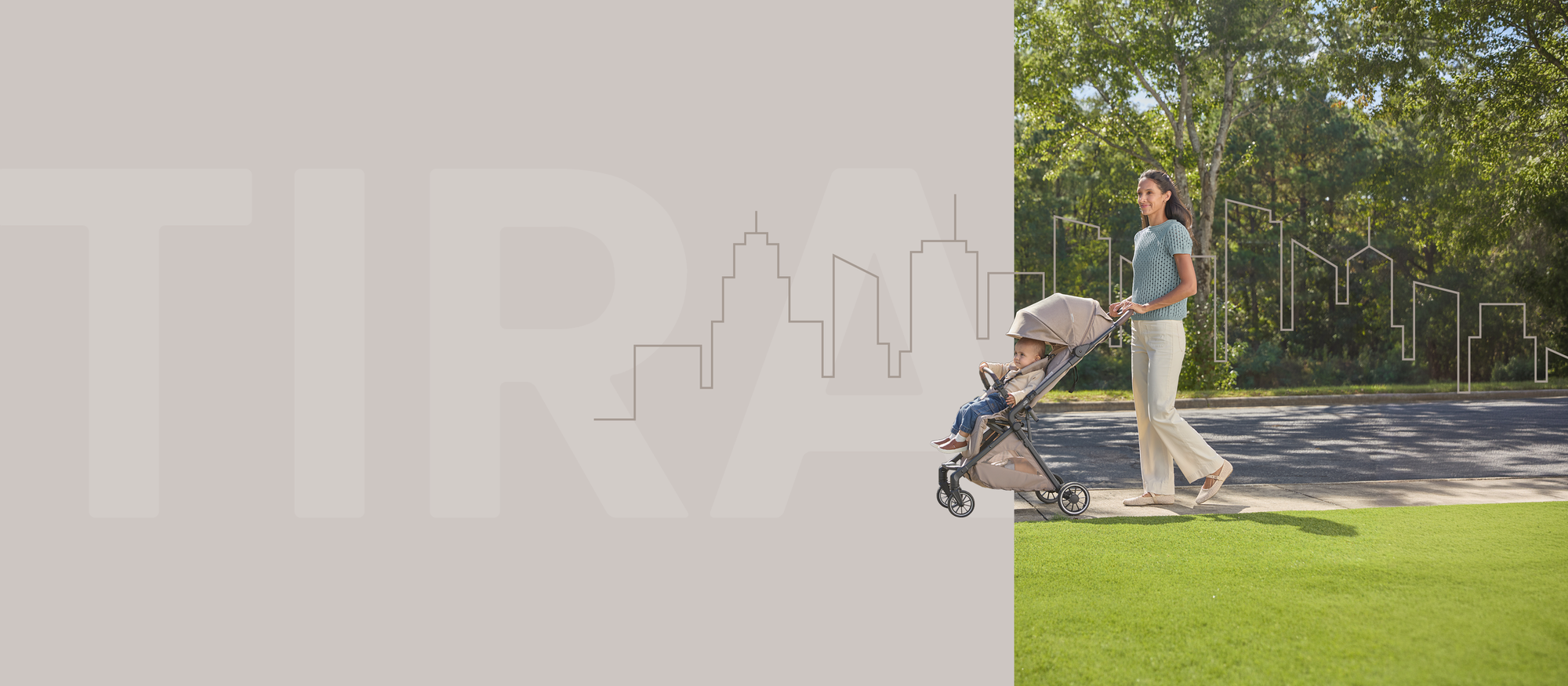 Madre che spinge il passeggino Britax R&ouml;mer TIRA all&rsquo;aperto, con un bambino seduto nel passeggino compatto su un percorso pavimentato immerso nel verde.